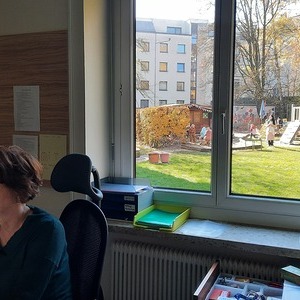 Fr. Faschinger im Hintergrund unser Kindergarten