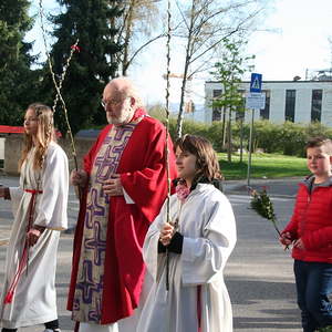 Palmweihe vor der Kirche