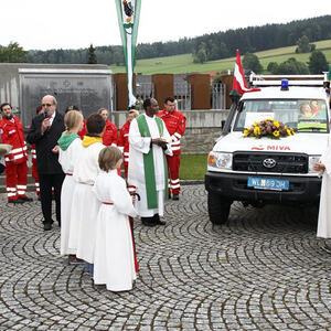Segnung des neuen Rettungsautos für Tansania