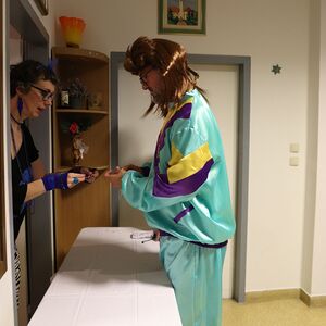 Föhnfarisur trifft Schulterpolster - Das Motto dieses Festes