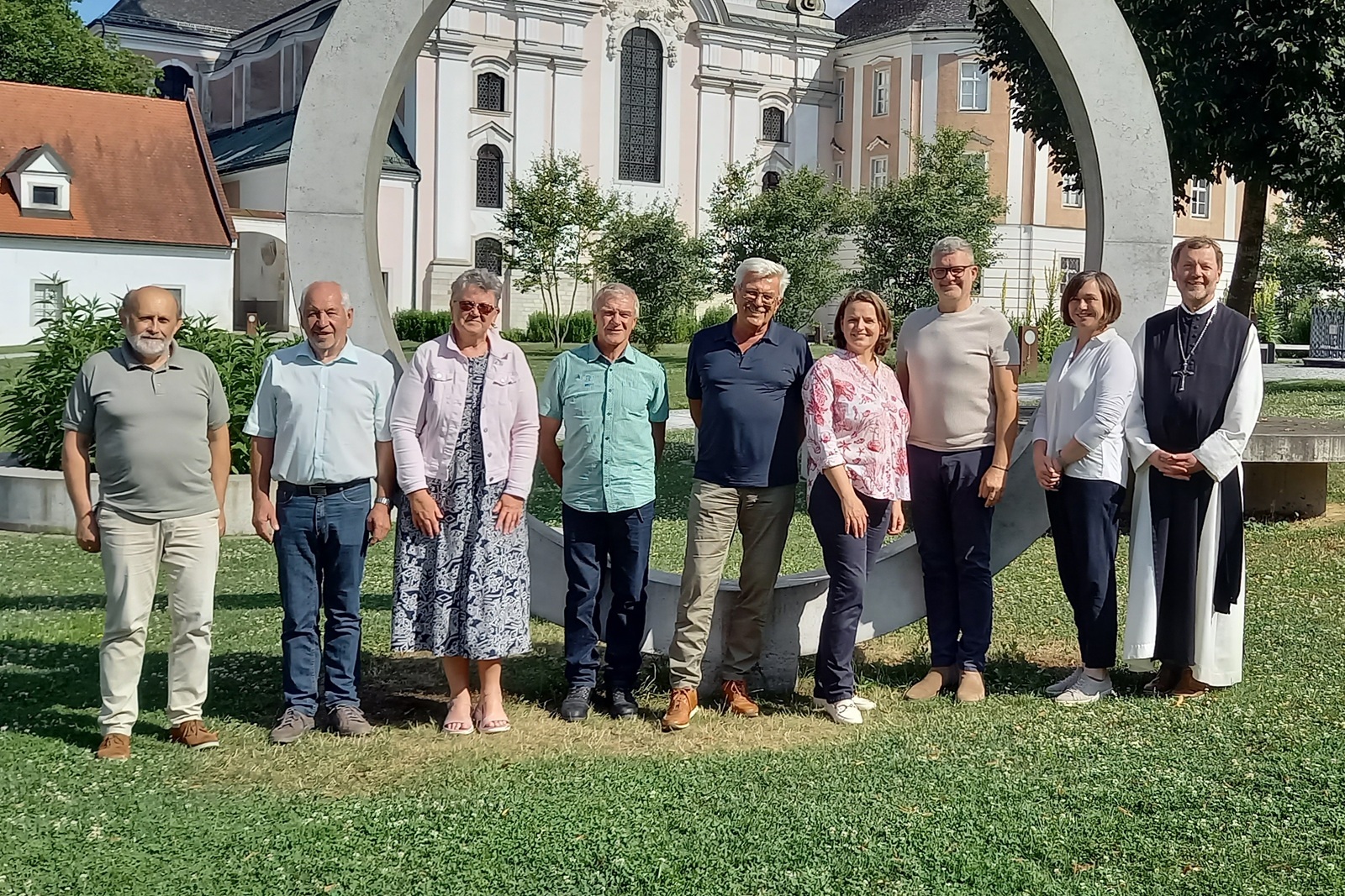 Projektgruppe Wilheringer Weg vor dem Stift Wilhering © Helene Sageder