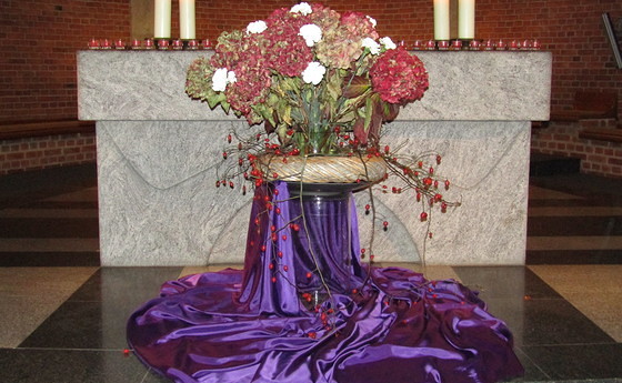  Altar                           