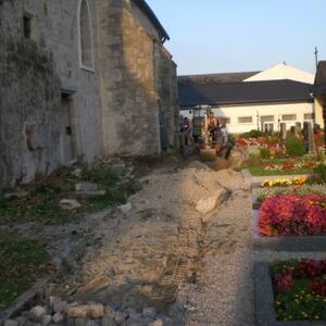 Behindertengerechter Eingang und Eingang zur Sakristei