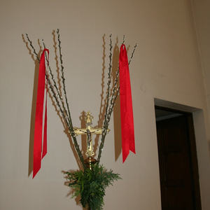 Palmweihe vor der Kirche