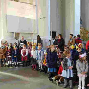 mit den Kindern des Pfarrcaritas-Kindergartens Hl. Familie