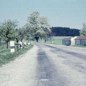 1931 bis 1936 erbaute man eine Friedhofsmauer; an der Straßenseite wurde sie auf Grabteile gesetzt.