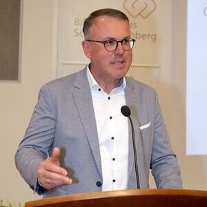 LAbg. Günter Lengauer überbringt die Grußworte des Landes OÖ