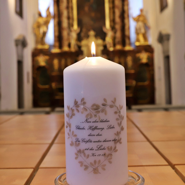 schön gestaltete Kerze der Jubelhochzeitspaare