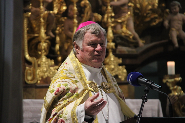 Bischof bei der Ansprache