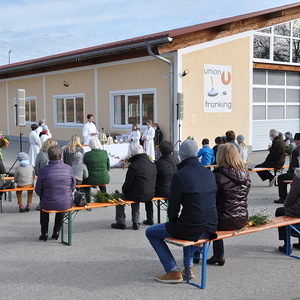 Pfarre Franking, vor der Mehrzweckhalle 