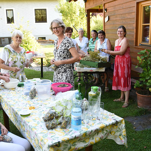 Vorbereitung der Goldhaubenfrauen