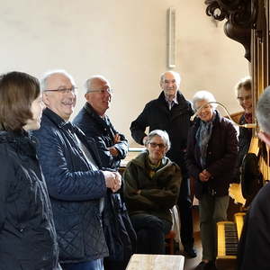 Franziska Leuschner und Wolfgang Kreuzhuber mit Teilnehmerinnen und Teilnehmern am Ökumenischen Orgelseminar in Ungenach