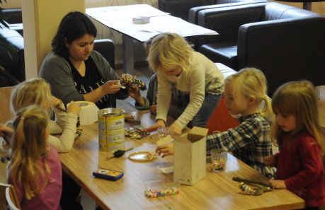Kinder mit Kinderbetreuerin