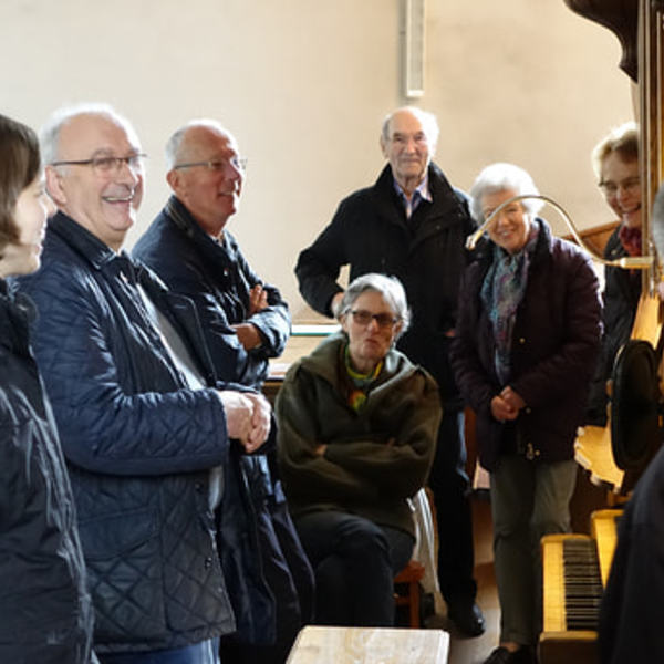 Franziska Leuschner und Wolfgang Kreuzhuber mit Teilnehmenden am Ökumenischen Orgelseminar in Ungenach