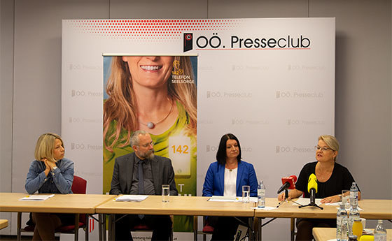 Am Podium (v.l.) Barbara Lanzerstorfer-Holzner, David Oberreiter, Lucia Niederleitner, Silvia Breitwieser
