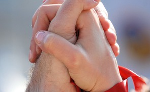 Händchenhaltend - Mann und Frau