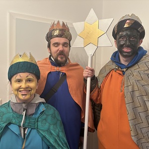 Sternsingend unterwegs und in der Messe