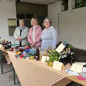 Erntestandl mit Nüssen, Säften, Marmealden, Socken usw.