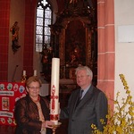 Frau Pauline Reiter und Pfarrer P. Siegfried Schöndorfer bei der Übernahme der Osterkerze.