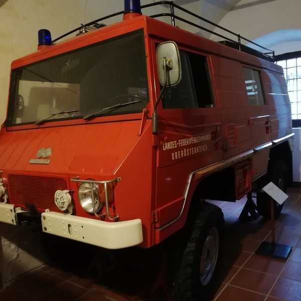 Ein Feuerwehrauto als Ausstellungsstück im Feuerwehrmuseum