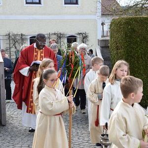 Palmweihe vor dem Pfarrheim