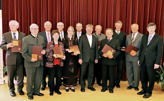 Die Geehrten mit Bischof Manfred Scheuer und Ordinariatskanzler Johann Hainzl