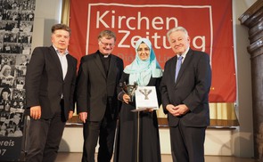 Solidaritätspreis-Verleihung, die Verleihenden LR Reinhold Entholzer, Bischof Manfred Scheuer, Preisträgerin Netice Akceylan, LH Josef Pühringer