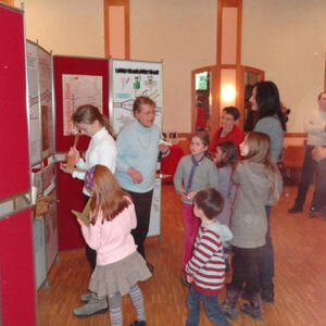 Kinder bei der Buchaustellung