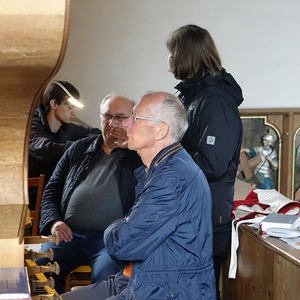 Franziska Leuschner mit einem Teilnehmer beim Ökumenischen Orgelseminar in Ungenach