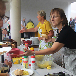 Renate Moser servierte Kartoffelsalat dazu