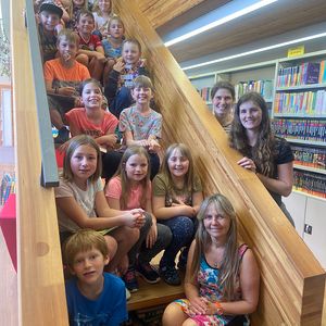 Kindergarten- und Volksschulkinder zu Besuch in der Bücherei