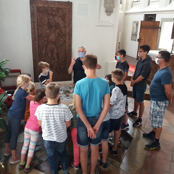 Dompfarrer Passau erklärt den Minis einiges. / Maria Stockinger PGR Pöndorf