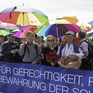 Gedenk- und Befreiungsfeier 2026 in Mauthausen anlässlich der 81. Wiederkehr des KZ Mauthausen. Themenschwerpunkt: 'Täter und Täterinnen im Nationalsozialismus'.