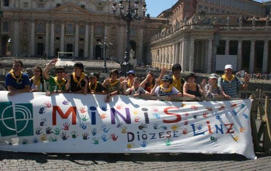 Begeisterte MinistrantInnen auf dem Petersplatz in Rom