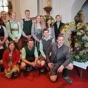 Die Landjugend mit der Erntekrone