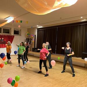 Föhnfarisur trifft Schulterpolster - Das Motto dieses Festes