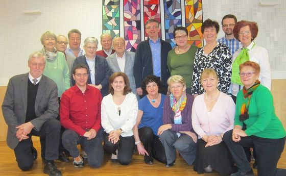 Pfarrgemeinderäte der Periode 2012-2017 / ©Christian Koller, Pfarre Linz-Heilige Familie Gruppenbild im Pfarrsaal, 5. März 2017