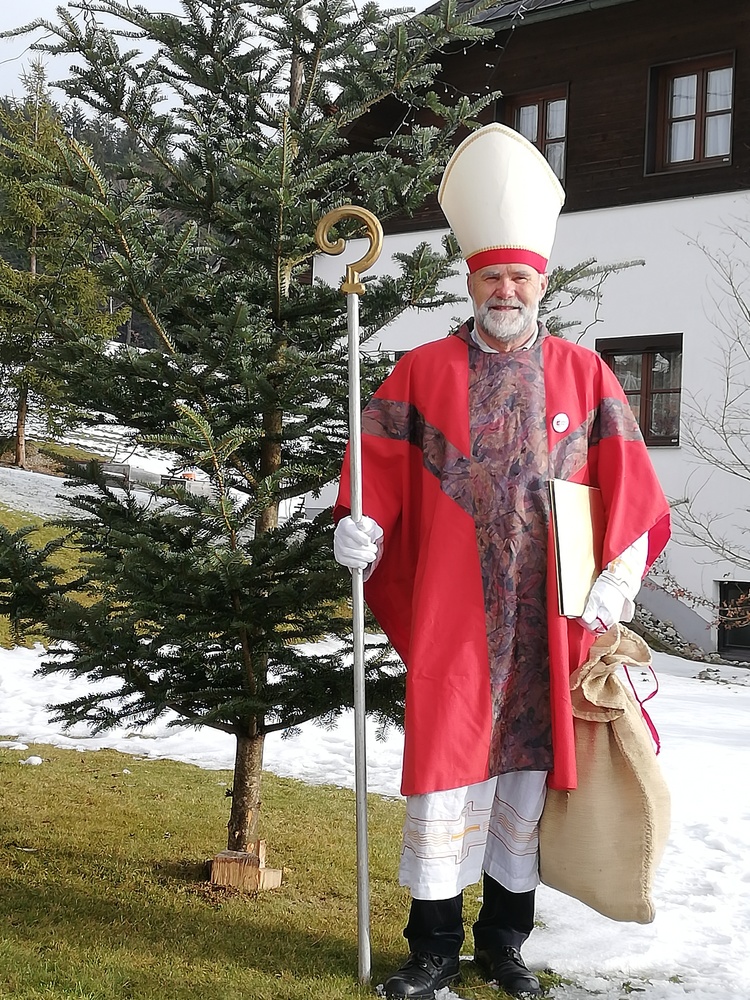 Josef Wöß ist als Nikolaus mit einem großen Sack in Helfenberg unterwegs