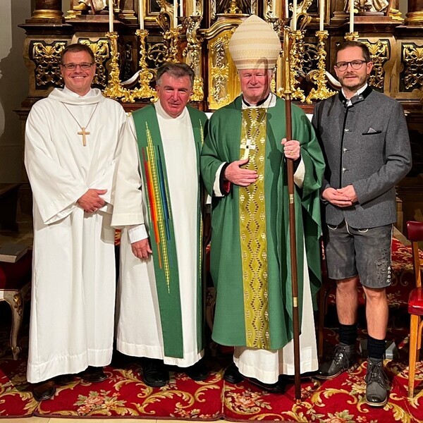 Bischof Dr. Manfred Scheuer sendete Pfarrer Konrad Hörmanseder, Pastoralvorstand Josef Froschauer und Verwaltungsvorstand Karl Kriechbaumer in ihren Dienst als Pfarrvorstand