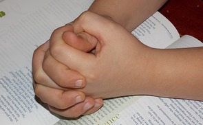 Betende Hände eines Kindes