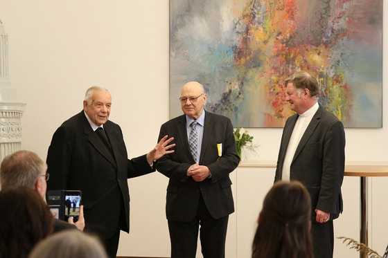 Auch Bischof em. Maximilian Aichern würdigte den Jubilar.