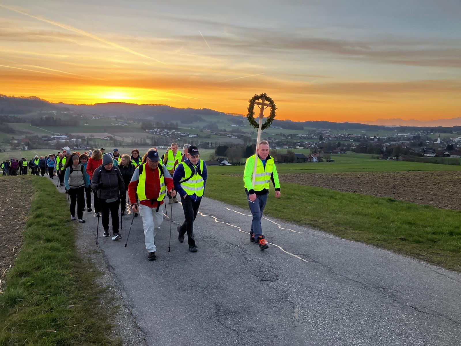 Abmarsch in Frankenburg beim Morgengrauen
