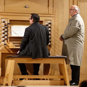 Martin Kaltenbrunner mit Direktor Wolfgang Kreuzhuber an der Kögler-Orgel in der Autobahnkirche Haid