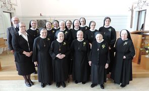 Professjubilarinnen mit Sr. Ruth (2. Reihe, 1. von rechts) und Sr. Julia (2. Reihe, 2. von rechts).       