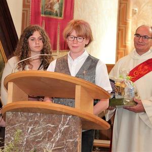 Fabian und Valerie bedanken sich bei Firmspender Regens Münzner.