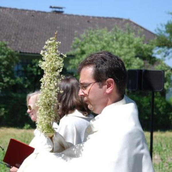 Pfarrer Gert Smetanig mit der Monstranz