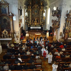 Die Freundschaftsbänder werden verteilt ...           