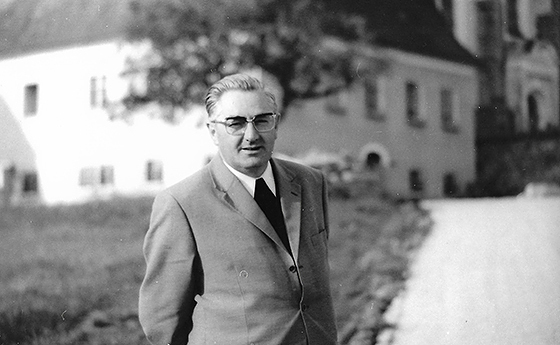 Dechant Heinzl vor Pfarrhof / Dechant Alois Heinzl Dechant Heinzl vor Pfarrhof