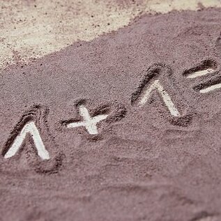 angezogen-verstanden-berührt