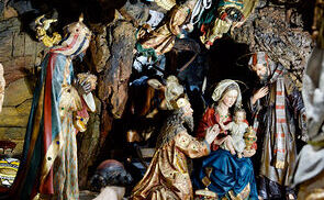 Die Krippe im Mariendom Linz ist das Werk des Münchner Bildhauers und Künstlers Sebastian Osterrieder und gilt als eine der größten und bedeutsamsten Krippendarstellungen weltweit. Bischof Franz Doppelbauer ließ die zwölf Meter lange, vier Meter tief